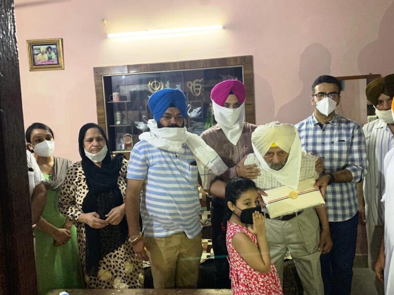 ਆਜ਼ਾਦੀ ਘੁਲਾਟੀਆਂ ਦਾ ਸਨਮਾਨ ਕਰਦੇ ਐਸ ਡੀ ਐਮ ਸ੍ਰੀ ਵਿਕਾਸ ਹੀਰਾ। (2)
