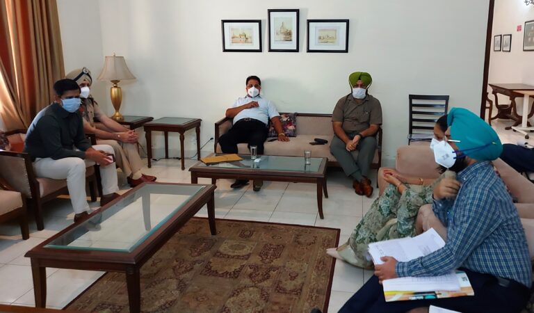 ਕੋਰੋਨਾ ਦੀ ਮੌਜੂਦਾ ਸਥਿਤੀ ਉਤੇ ਜਿਲਾ ਪ੍ਰਸ਼ਾਸ਼ਨ ਦੇ ਅਧਿਕਾਰੀਆਂ ਨਾਲ ਮੀਟਿੰਗ ਕਰਦੇ ਸ੍ਰੀ ਓ ਪੀ ਸੋਨੀ। (1)