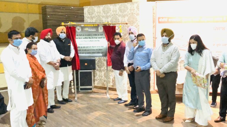 ਮਾਲ ਰੋਡ ਸਕੂਲ ਵਿਚ ਅੰਮਿ੍ਰਤਸਰ ਦੇ ਵਿਕਾਸ ਕੰਮਾਂ ਦਾ ਨੀਂਹ ਪੱਥਰ ਰੱਖਦੇ ਸ੍ਰੀ ਓ ਪੀ ਸੋ