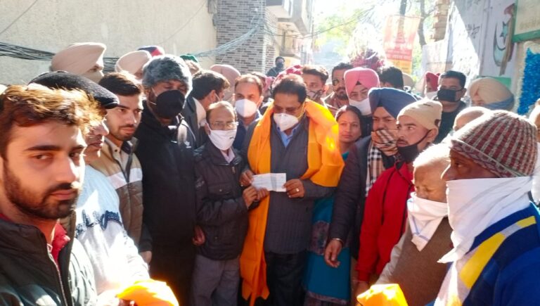 ਧਰਮਸ਼ਾਲਾ ਕਮੇਟੀ ਨੂੰ ਇਕ ਲੱਖ ਰੁਪਏ ਦੀ ਸਹਾਇਤਾ ਰਾਸ਼ੀ ਦਾ ਚੈਕ ਦਿੰਦੇ ਸ੍ਰੀ ਓ ਪੀ ਸੋਨੀ ਕੈਬਨਿਟ ਮੰਤਰੀ ਪੰਜਾਬ।