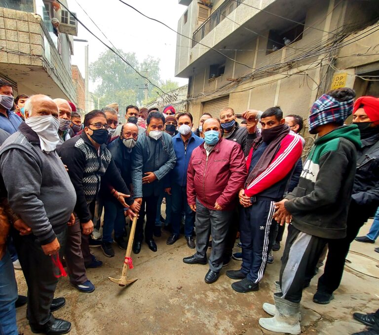 ਵਾਰਡ ਨੰ 60 ਦੇ ਟੁੰਡਾ ਤਲਾਬ ਇਲਾਕੇ ਵਿੱਚ ਸੀਸੀ ਫਲੋਰਿੰਗ ਦੀ ਸ਼ੁਰੂਆਤ ਕਰਦੇ ਹੋਏ ਓਮ ਪ੍ਰਕਾਸ਼ ਸੋਨੀ । (1)